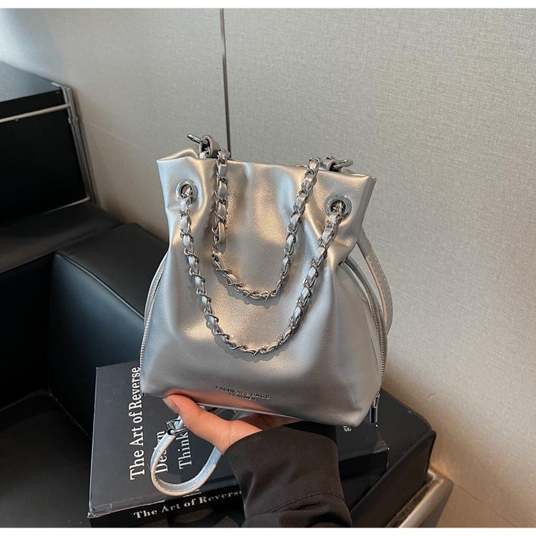 Fashion niche design commuter bag women s 2025 new simple bucket bag versatile chain single shoulder messenger bag tide срібний
Fashion niche design commuter bag women s 2025 new simple bucket bag versatile chain single shoulder messenger bag tide срібний