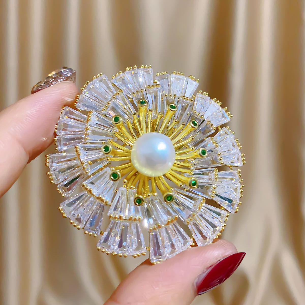 Arc Sunflower, Fashionable Temperament, Brooch, Super Sparkling, High-end Full Zirconium Corsage, Suit Jacket, Versatile Clothing
Arc Sunflower, Fashionable Temperament, Brooch, Super Sparkling, High-end Full Zirconium Corsage, Suit Jacket, Versatile Clothing