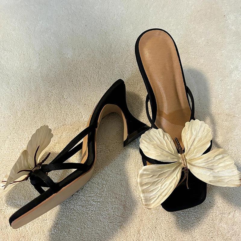 Niche design butterfly one-word high heels 2025 new fairy temperament thick-heeled cool slippers 35 чёрный
Niche design butterfly one-word high heels 2025 new fairy temperament thick-heeled cool slippers 35 чёрный