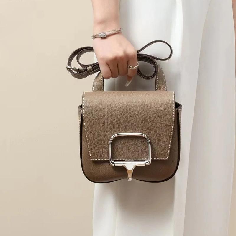 Niche butt bag high-end cowhide saddle bag foreign trade new bag leather women s bag versatile shoulder messenger bag 17cm
Niche butt bag high-end cowhide saddle bag foreign trade new bag leather women s bag versatile shoulder messenger bag 17cm