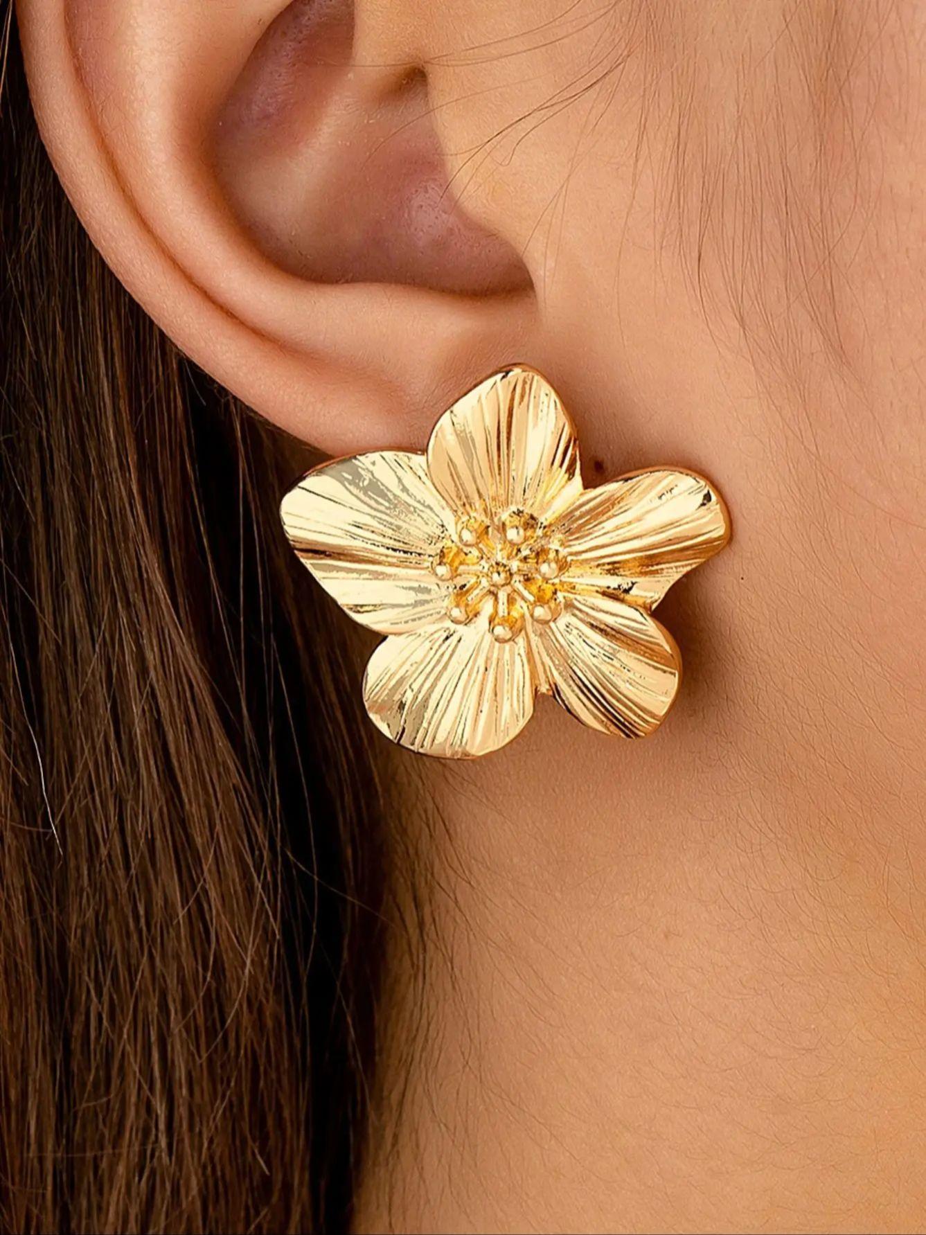 A Pair of French-Style Vintage Textured Flower Earrings, Light Luxury Five-Petal Flower Earrings, Versatile European and American Style Commuter Earri
A Pair of French-Style Vintage Textured Flower Earrings, Light Luxury Five-Petal Flower Earrings, Versatile European and American Style Commuter Earri