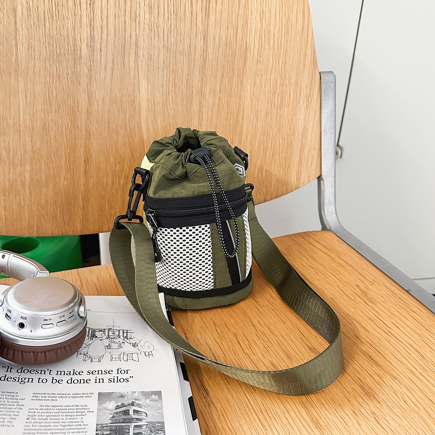 Lightweight outdoor leisure bucket bag tide brand contrasting color mobile phone bag kettle storage backpack female messenger bag single shoulder
Lightweight outdoor leisure bucket bag tide brand contrasting color mobile phone bag kettle storage backpack female messenger bag single shoulder