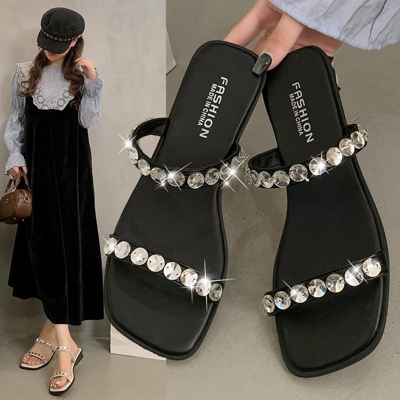 Thick-heeled high-heeled slippers for summer wear 2025 new fashion rhinestones with skirts, beautiful one-word cool slippers 40 бежевий
Thick-heeled high-heeled slippers for summer wear 2025 new fashion rhinestones with skirts, beautiful one-word cool slippers 40 бежевий