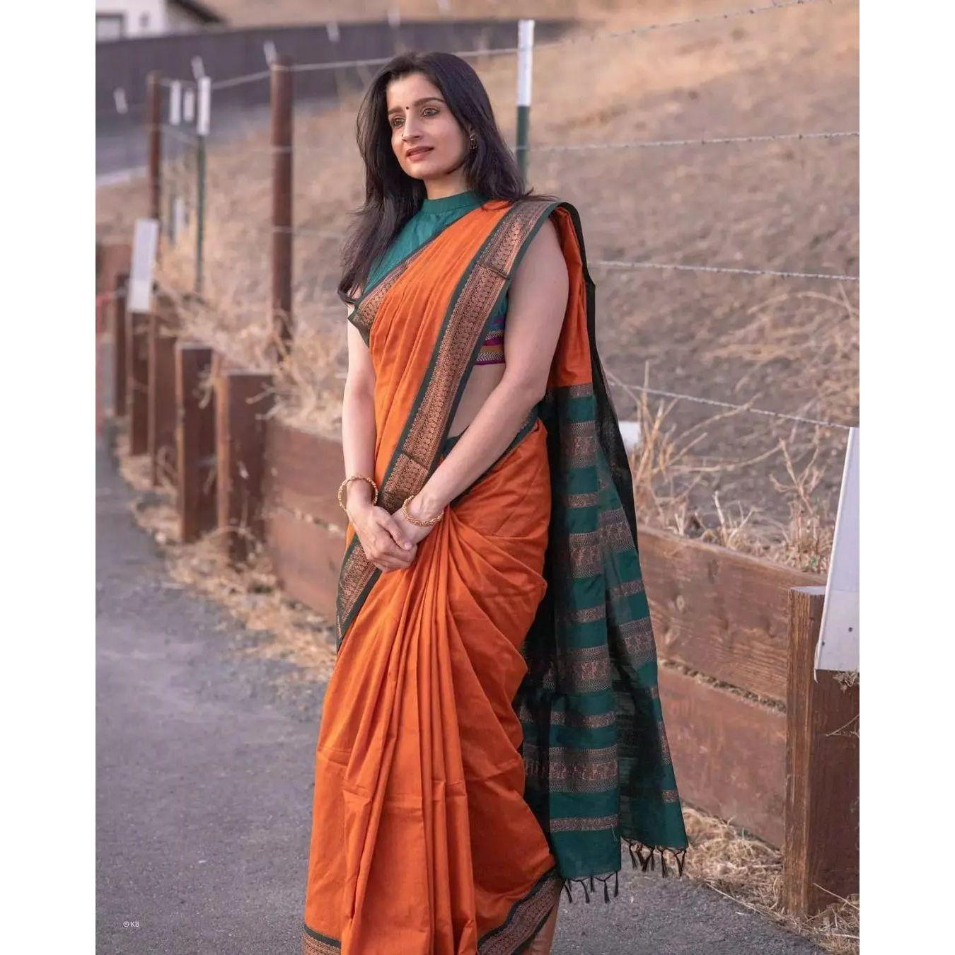 Индийский традиционный мягкий шелк личи с золотым дизайном яри и великолепным красивым богатым паллу
Индийский традиционный мягкий шелк личи с золотым дизайном яри и великолепным красивым богатым паллу