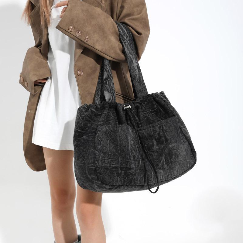 Retro washed denim cloth handbag women s casual large-capacity shoulder bag trendy drawstring bundle underarm bag One size чорний
Retro washed denim cloth handbag women s casual large-capacity shoulder bag trendy drawstring bundle underarm bag One size чорний