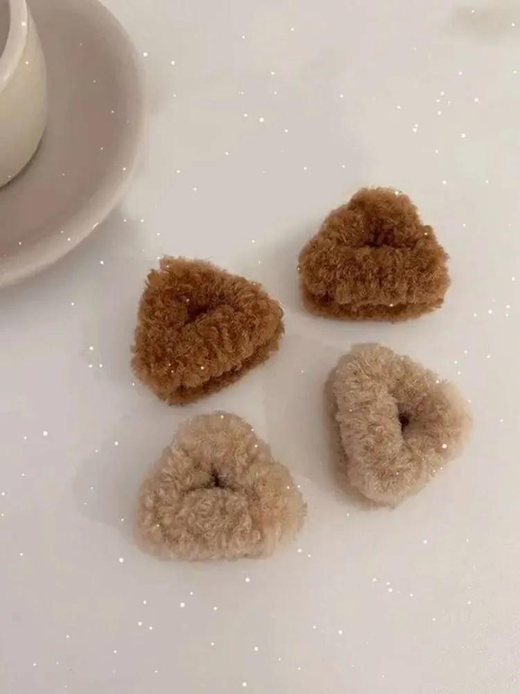 4pcs Soft Plush Triangle Hair Clips Set Durable Metal Clip Base Suitable for Various Hairstyles and Daily Use One Size кавовий
4pcs Soft Plush Triangle Hair Clips Set Durable Metal Clip Base Suitable for Various Hairstyles and Daily Use One Size кавовий