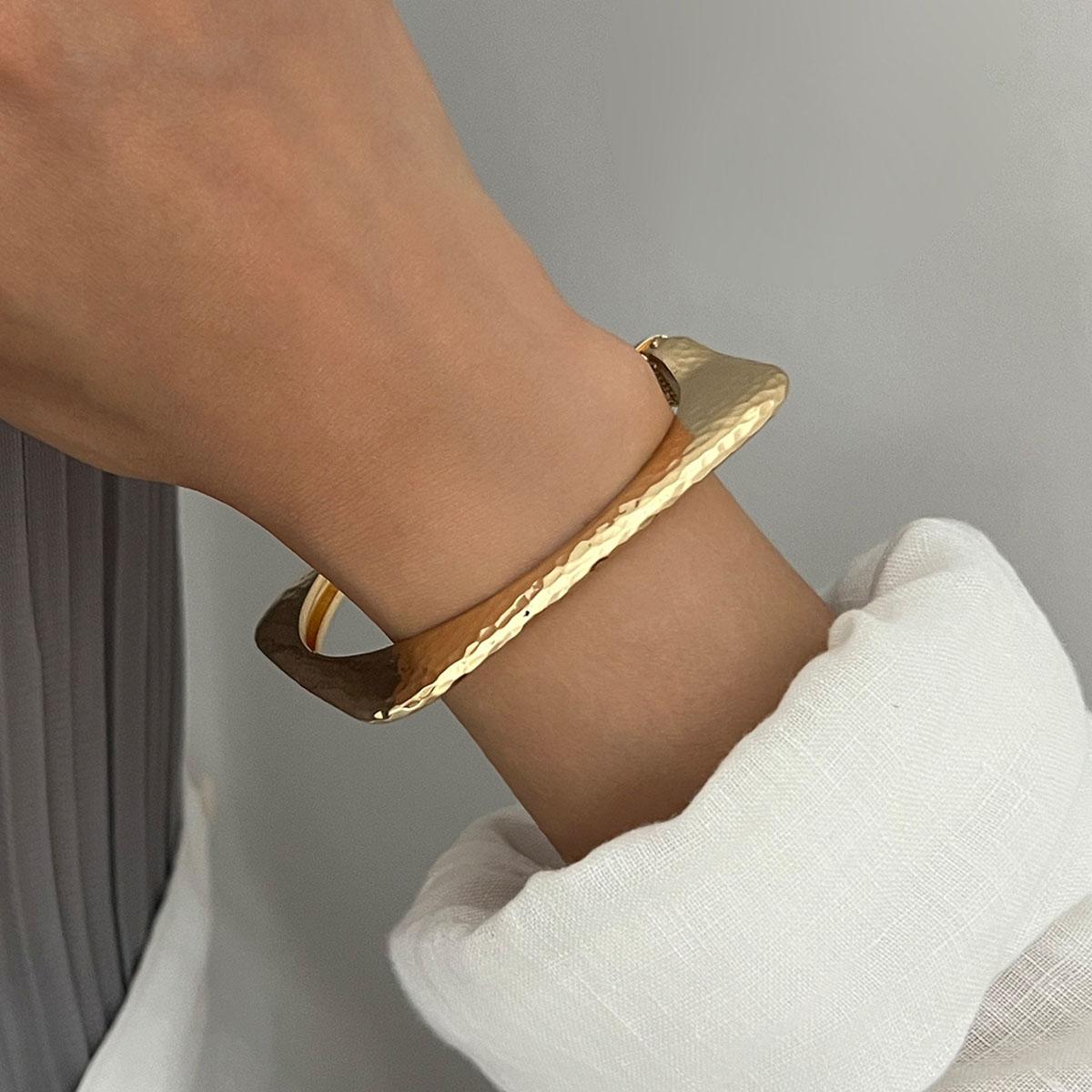 Square Hammer Pattern Bangle Women Lady Exaggerated Opening Bracelet Geometry Niche Trend Design Zircon Rock Punk Accessories золотистий
Square Hammer Pattern Bangle Women Lady Exaggerated Opening Bracelet Geometry Niche Trend Design Zircon Rock Punk Accessories золотистий