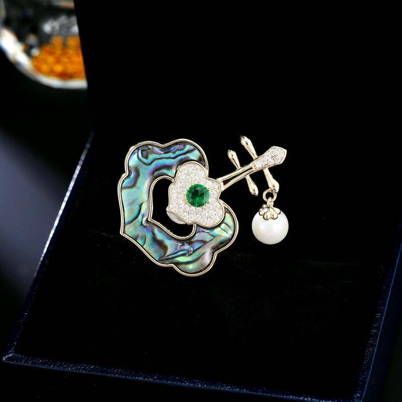 Women s Light Luxury Design Elegant Imitation Pearl Pipa Brooch Fashionable And Versatile Niche Design Sense Brooch
Women s Light Luxury Design Elegant Imitation Pearl Pipa Brooch Fashionable And Versatile Niche Design Sense Brooch