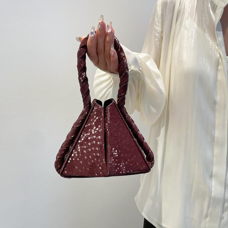 Personalized and creative small bag 2025 new Korean version of fashion niche geometric bag women s versatile portable messenger bag pu чорний
Personalized and creative small bag 2025 new Korean version of fashion niche geometric bag women s versatile portable messenger bag pu чорний