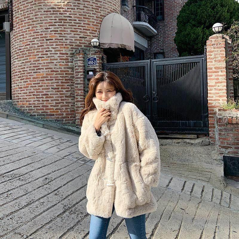 Осенне-зимнее пальто из овечьей шерсти женское со стойкой воротником средней длины с застежкой на рог и имитацией меха кролика рекс белое абрикосовое L абрикосовый
Осенне-зимнее пальто из овечьей шерсти женское со стойкой воротником средней длины с застежкой на рог и имитацией меха кролика рекс белое абрикосовое L абрикосовый