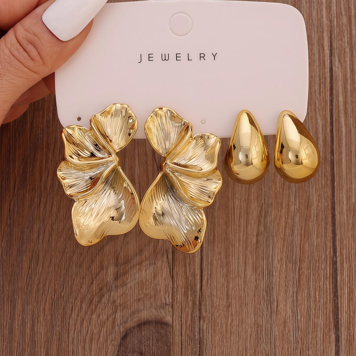 Trendy Gold Minimalist Earring Set for Women - Cool and Exquisite Design
Trendy Gold Minimalist Earring Set for Women - Cool and Exquisite Design