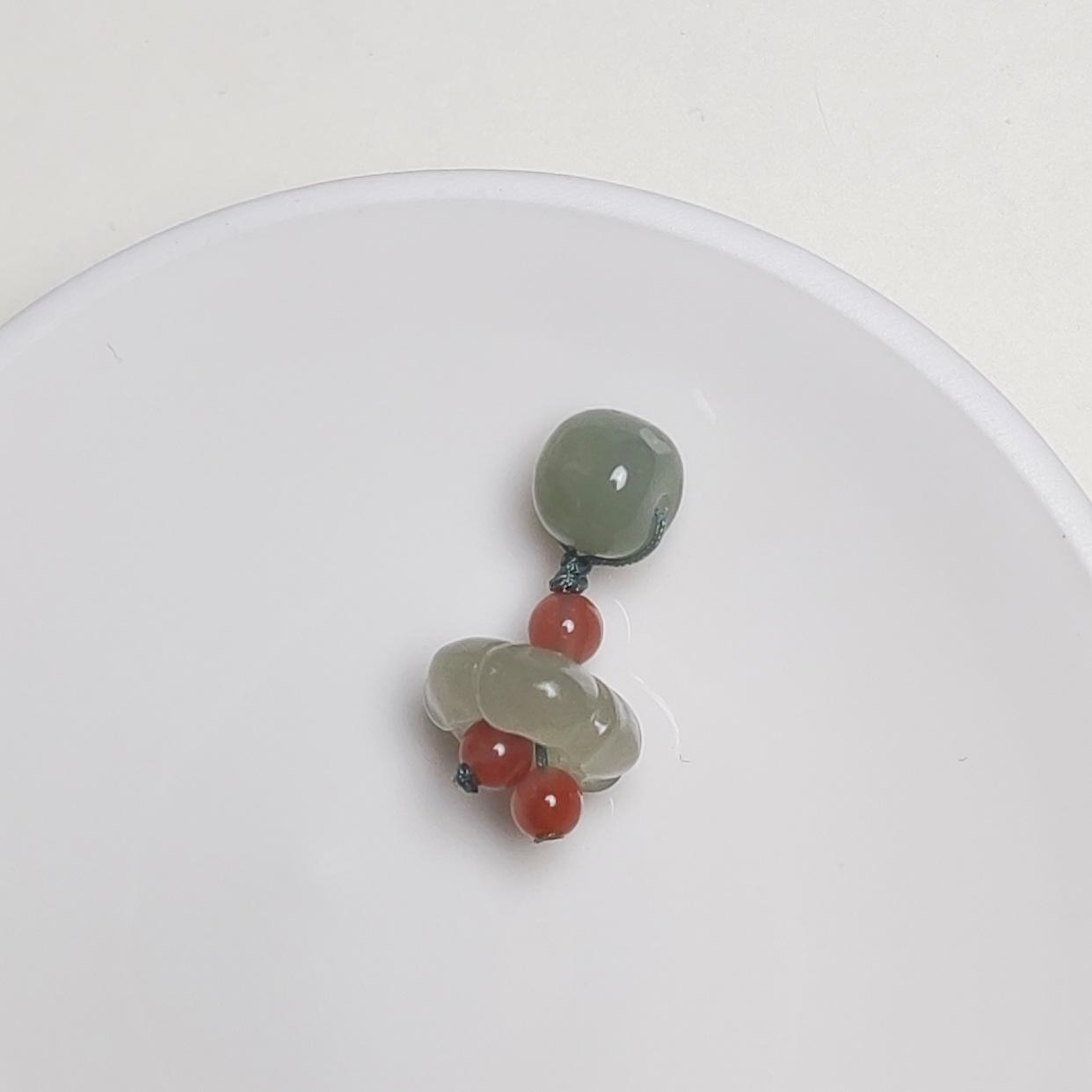 Hetian Jade & Beeswax Bracelet with Tiliu Pendant and Southern Red Ornaments
Hetian Jade & Beeswax Bracelet with Tiliu Pendant and Southern Red Ornaments