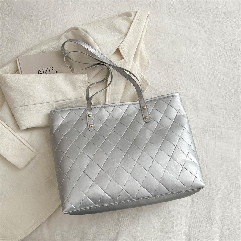 Ретро вместительная корейская версия сумка через плечо женская 2025 ранняя весна новая универсальная ins текстурная сумка-тоут тренд серебряный
Ретро вместительная корейская версия сумка через плечо женская 2025 ранняя весна новая универсальная ins текстурная сумка-тоут тренд серебряный