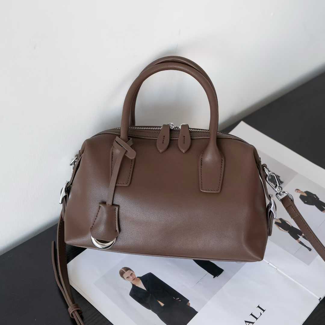 Women Casual Genuine Leather Handbag 2026 New Cow Leather Tote Bag Small Young Girls Shoulder or Crossbody Bags
Women Casual Genuine Leather Handbag 2026 New Cow Leather Tote Bag Small Young Girls Shoulder or Crossbody Bags
