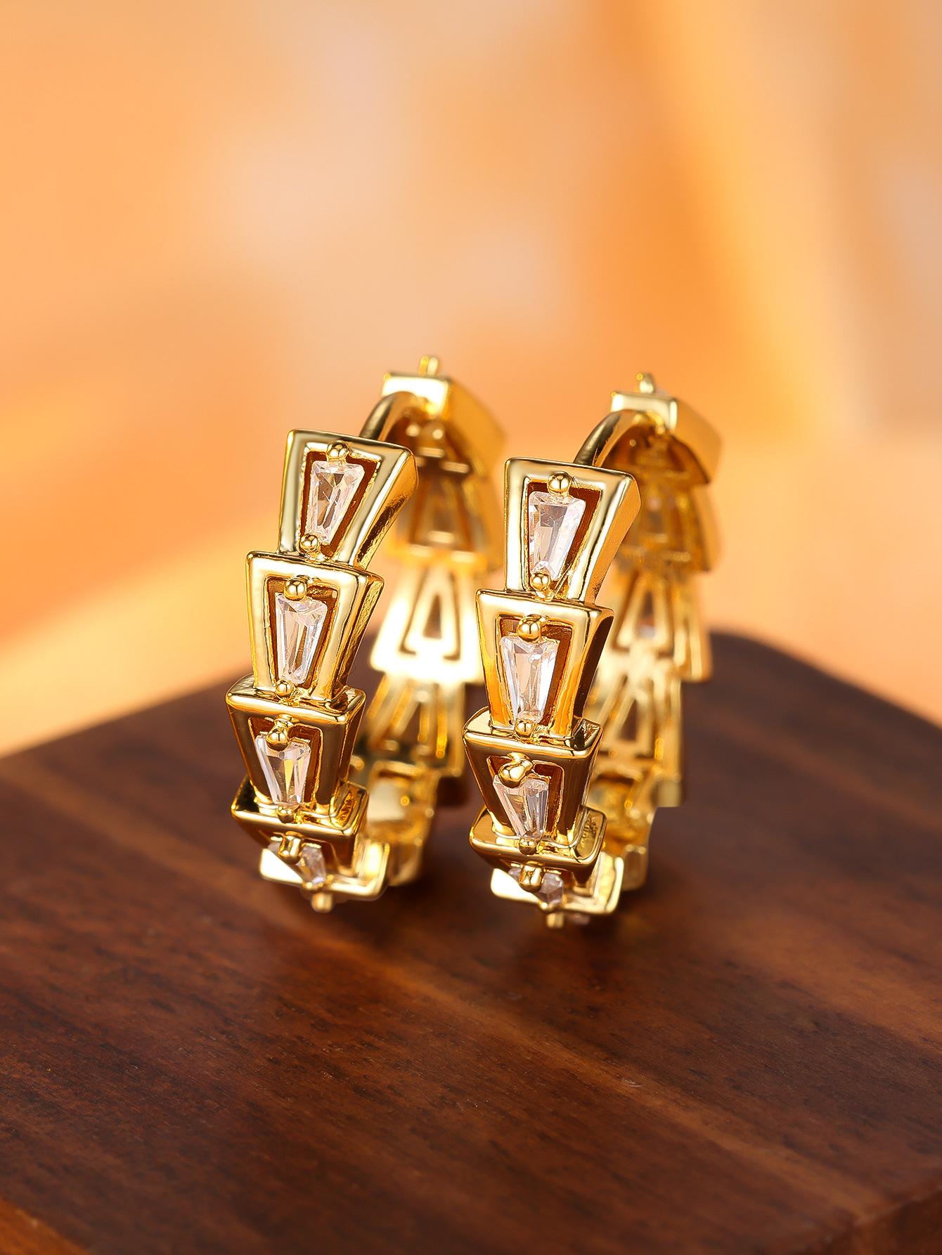 Hot-selling exaggerated gold ladder square circle earrings, ear buckles, personalized versatile trend earrings jewelry
Hot-selling exaggerated gold ladder square circle earrings, ear buckles, personalized versatile trend earrings jewelry