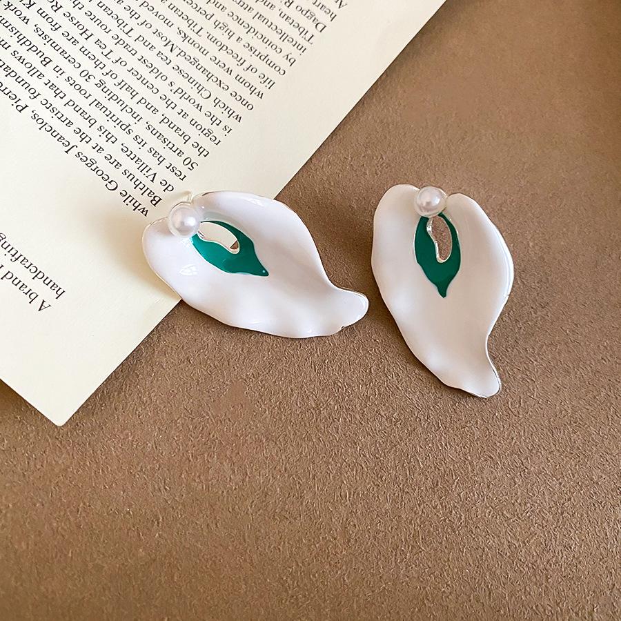 Retro Drip Irregular Pearl Petal Silver Stud Earrings - Fashionable High-End Women s Accessory
Retro Drip Irregular Pearl Petal Silver Stud Earrings - Fashionable High-End Women s Accessory