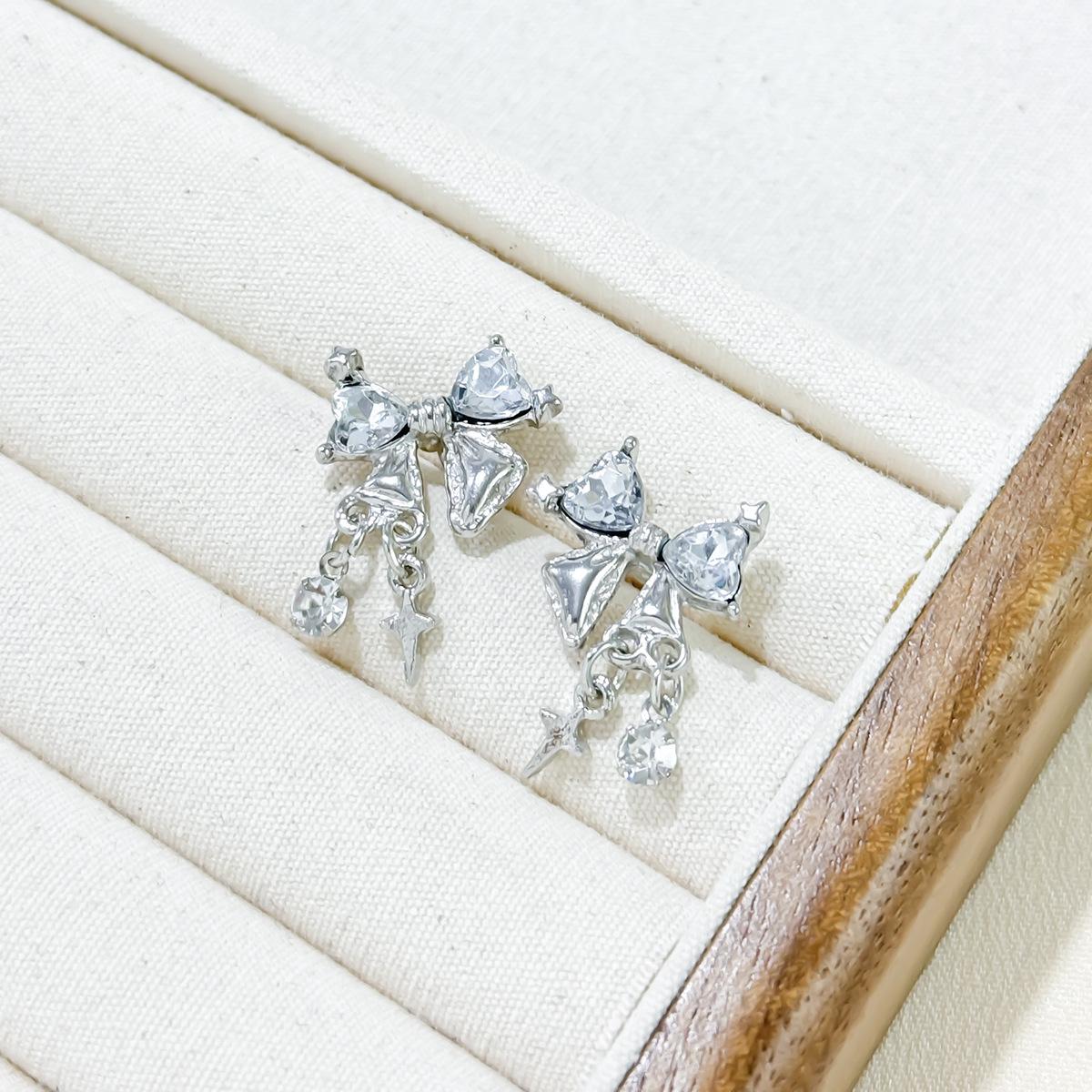 Звезды сияют! Серьги-гвоздики с бантом из циркония для женщин, серьги принцессы в бегах, серьги премиум-класса, серьги Ins Temperament
Звезды сияют! Серьги-гвоздики с бантом из циркония для женщин, серьги принцессы в бегах, серьги премиум-класса, серьги Ins Temperament