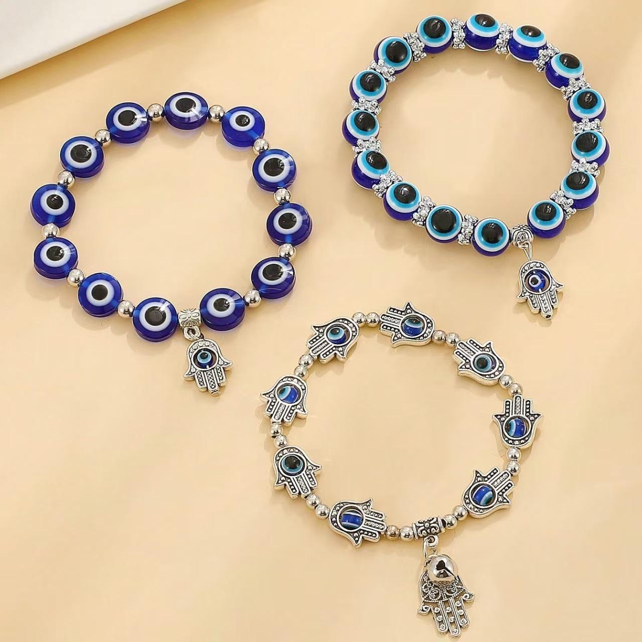 Браслет из смоляных бусин «Синий глаз» с подвеской «Рука Фатимы»
Браслет из смоляных бусин «Синий глаз» с подвеской «Рука Фатимы»