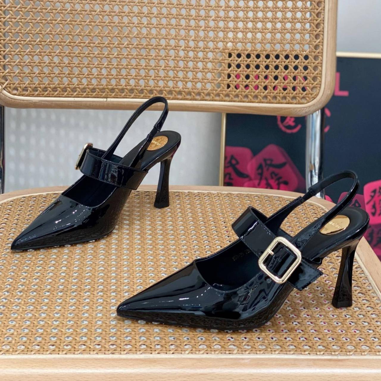 Pointed fashion high heels 2025 summer new one-word sandals soft leather metal buckle cat heel shoes 40 червоний
Pointed fashion high heels 2025 summer new one-word sandals soft leather metal buckle cat heel shoes 40 червоний