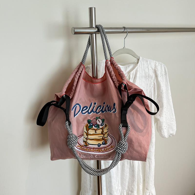 Japanese niche design shopping bag women s handbag embroidered flower nylon shopping bag 2025 summer new portable розовый
Japanese niche design shopping bag women s handbag embroidered flower nylon shopping bag 2025 summer new portable розовый