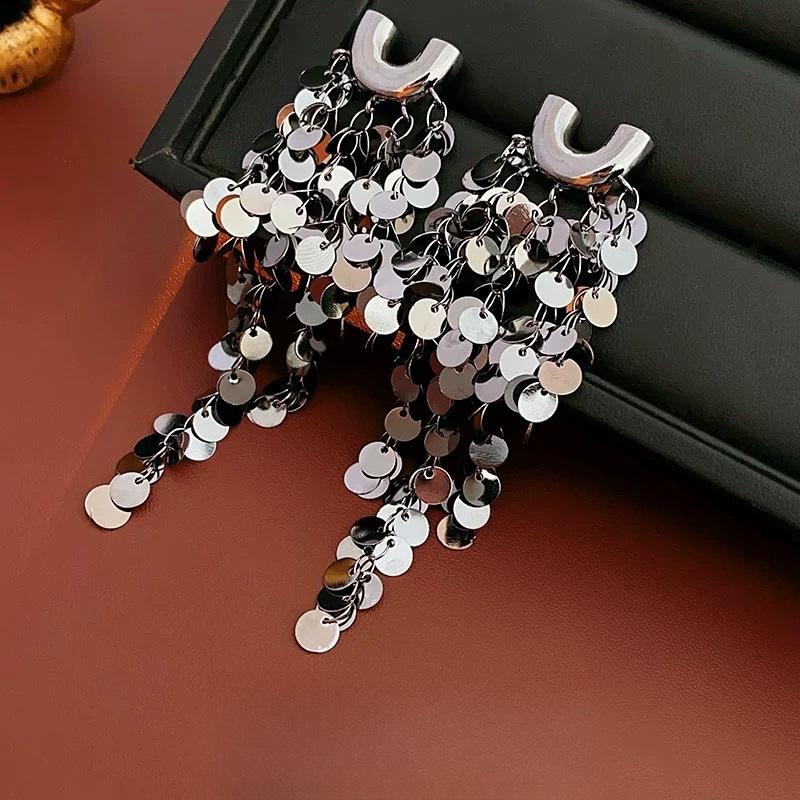 Модні сережки-краплі для жіночих прикрас срібний
Модні сережки-краплі для жіночих прикрас срібний