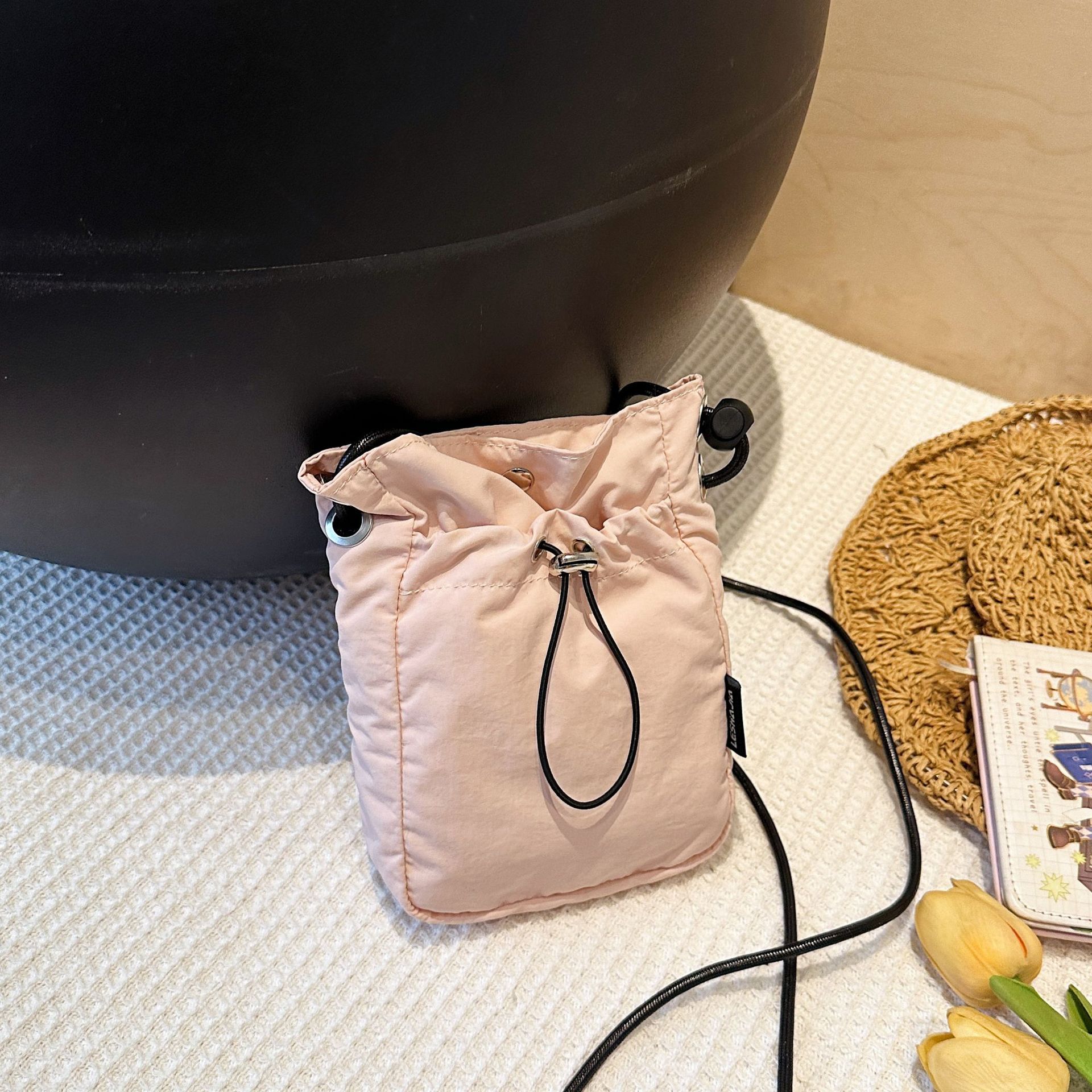 Fashi Women s Bag Lightweight Shoulder Bag Drawstring Sports Mini Mobile Phe Crossbody Bag розовый
Fashi Women s Bag Lightweight Shoulder Bag Drawstring Sports Mini Mobile Phe Crossbody Bag розовый
