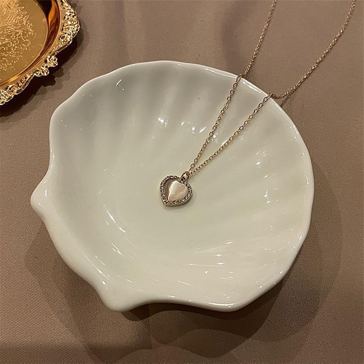 Design pearl necklace light luxury high sense does not fade Spice girl temperament titanium steel collarbone chain with jewelry
Design pearl necklace light luxury high sense does not fade Spice girl temperament titanium steel collarbone chain with jewelry