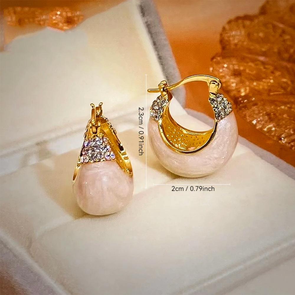 Female Hong Kong Style Retro Niche Earrings 1 pair of earrings білий
Female Hong Kong Style Retro Niche Earrings 1 pair of earrings білий