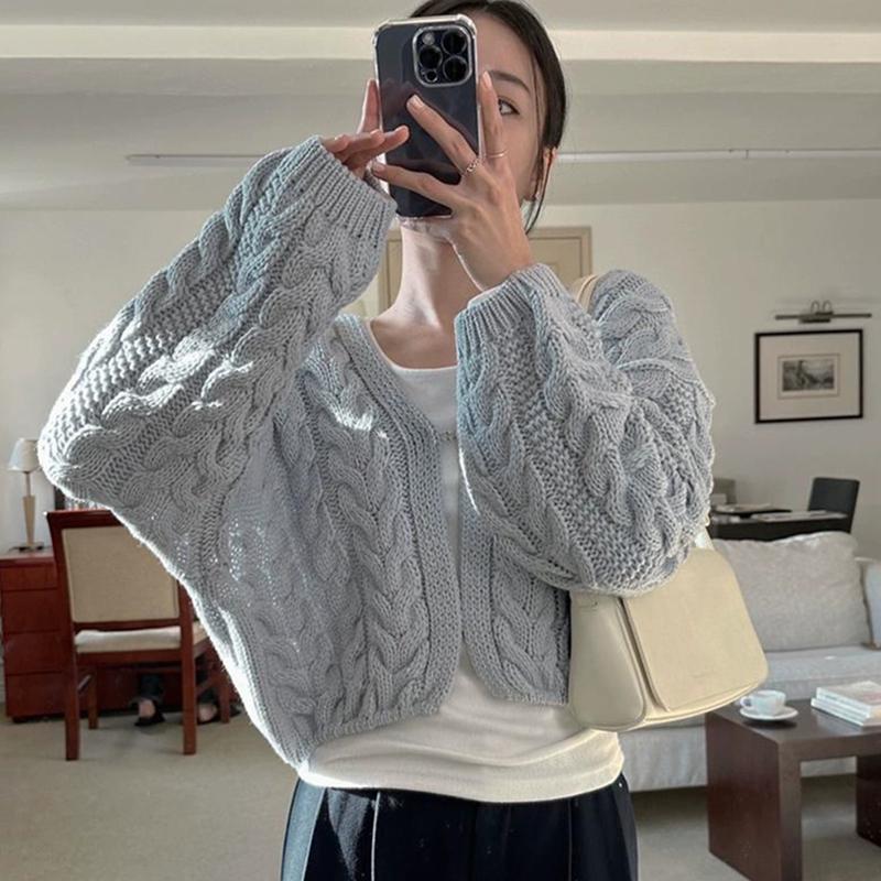 Autumn niche temperament V-neck twist pattern design short knitted cardigan, thick loose casual long-sleeved knitted cardigan sweater women one size fits all синій
Autumn niche temperament V-neck twist pattern design short knitted cardigan, thick loose casual long-sleeved knitted cardigan sweater women one size fits all синій