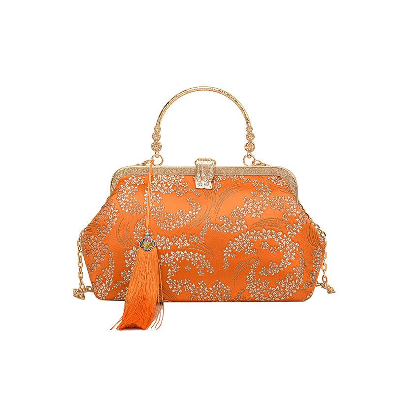 Exquisite embroidery thread contrasting colors flower fringed clip mouth women s small square bag autumn and winter new shoulder messenger bag
Exquisite embroidery thread contrasting colors flower fringed clip mouth women s small square bag autumn and winter new shoulder messenger bag
