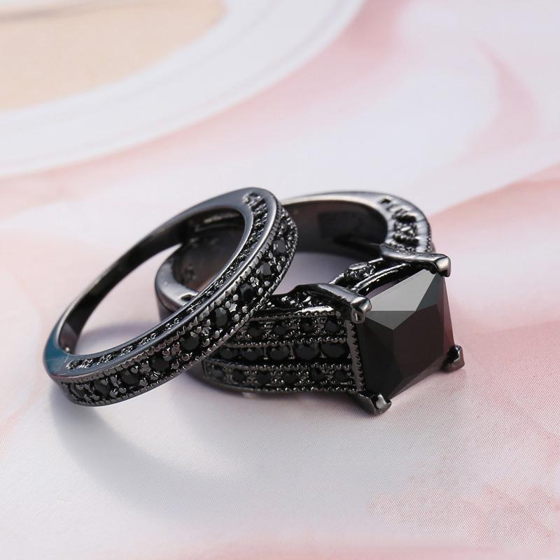 New Vintage Two Band Black Gold Color Simple Rings Sets Square Princess Cut CZ Cubic Zirconia Engagement for Men & Women 10 чорний
New Vintage Two Band Black Gold Color Simple Rings Sets Square Princess Cut CZ Cubic Zirconia Engagement for Men & Women 10 чорний