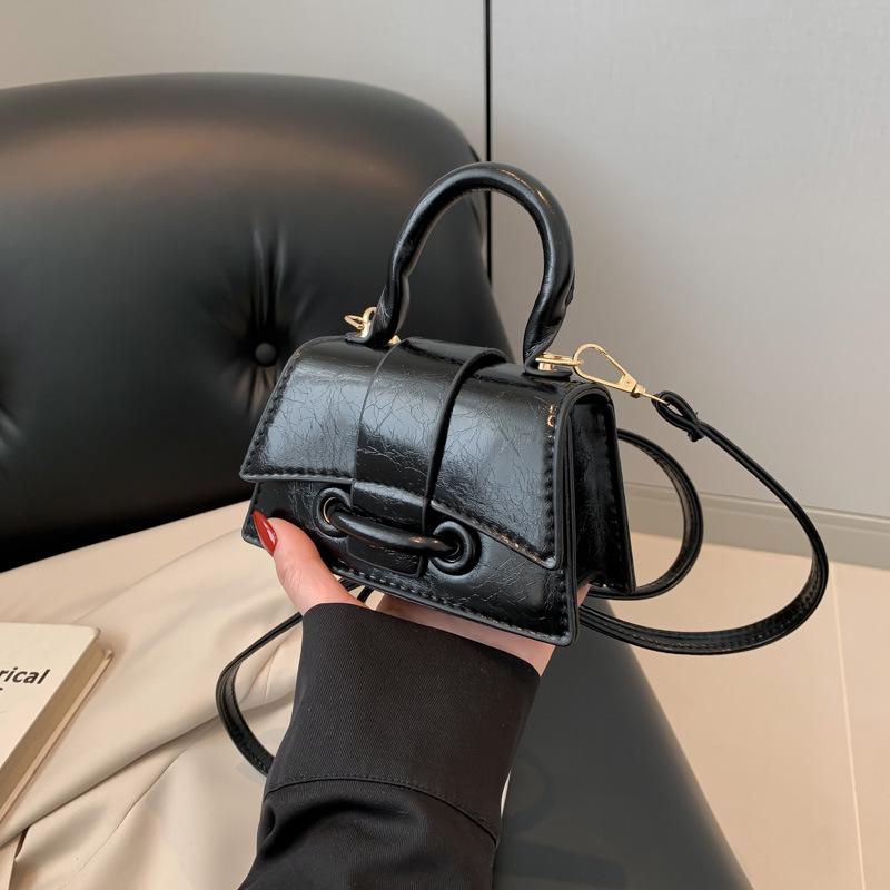 Trendy Textured Minimalist Handbag: This chic, small square bag offers a stylish crossbody and shoulder strap design. чёрный
Trendy Textured Minimalist Handbag: This chic, small square bag offers a stylish crossbody and shoulder strap design. чёрный