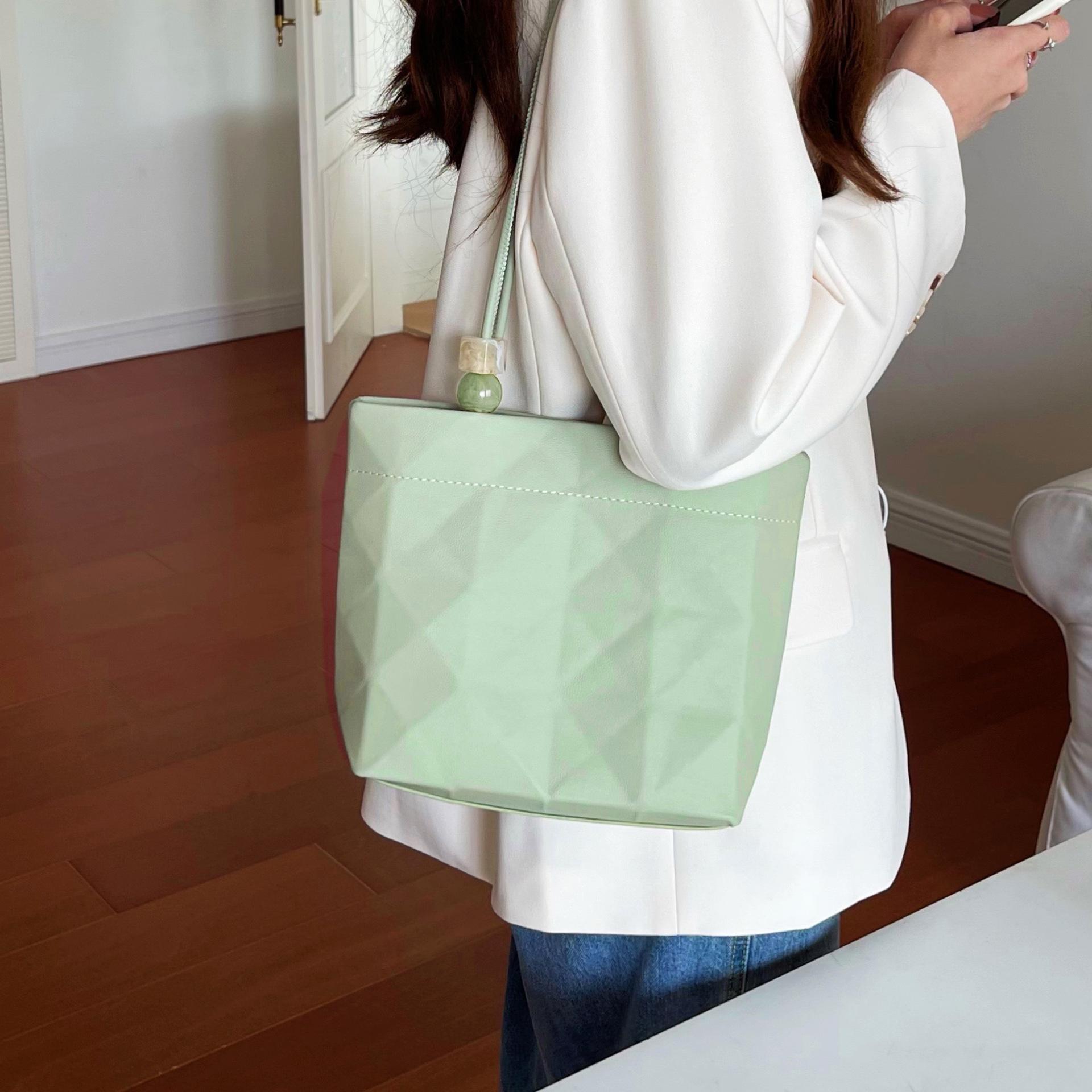 Simple Women s Bag New Texture Ins Niche Bucket Bag Tote Bag Casual One-shoulder Crossbody Bag
Simple Women s Bag New Texture Ins Niche Bucket Bag Tote Bag Casual One-shoulder Crossbody Bag