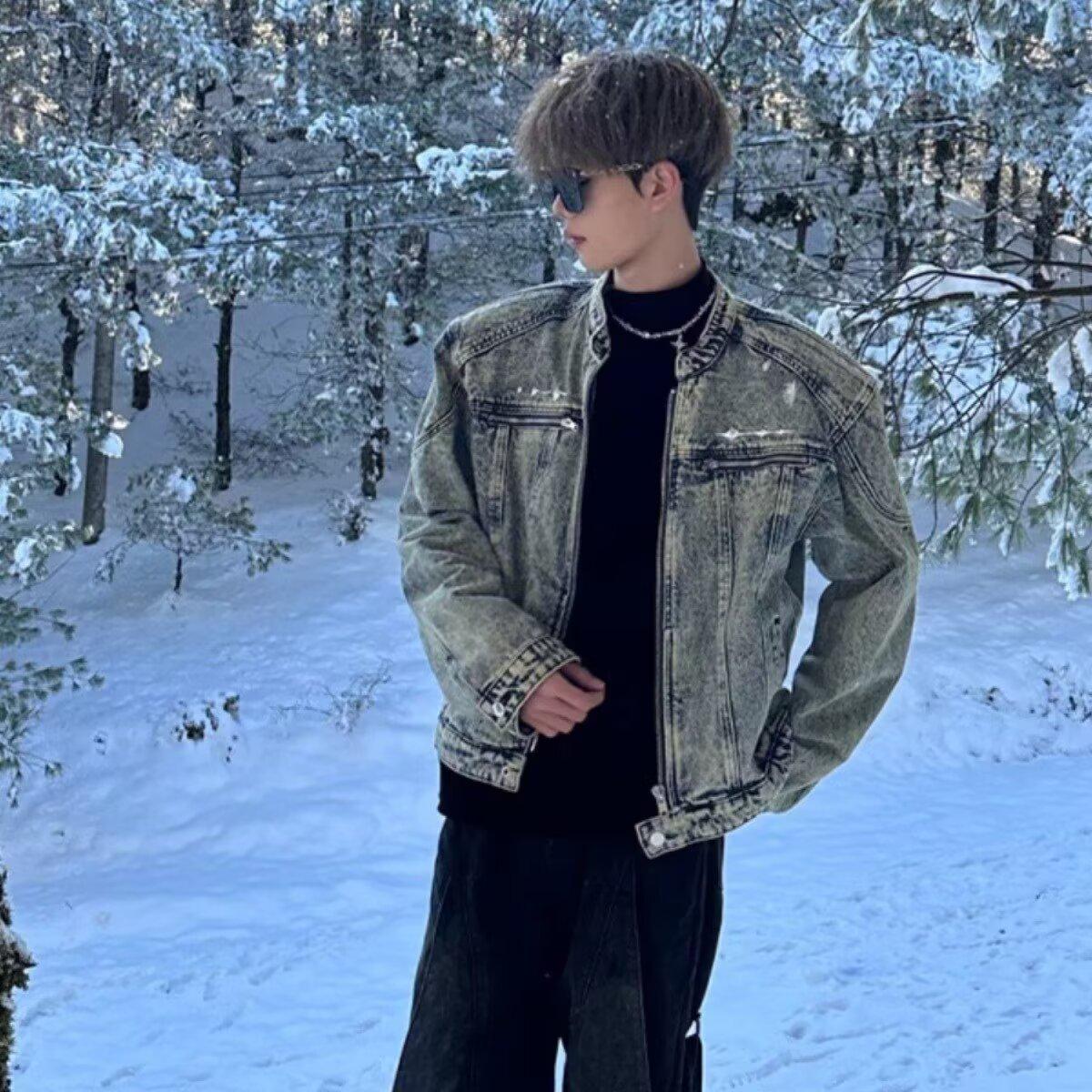 Men’s Trendy American Style Cropped Denim Jacket with Padded Shoulders and Stand Collar M синій
Men’s Trendy American Style Cropped Denim Jacket with Padded Shoulders and Stand Collar M синій