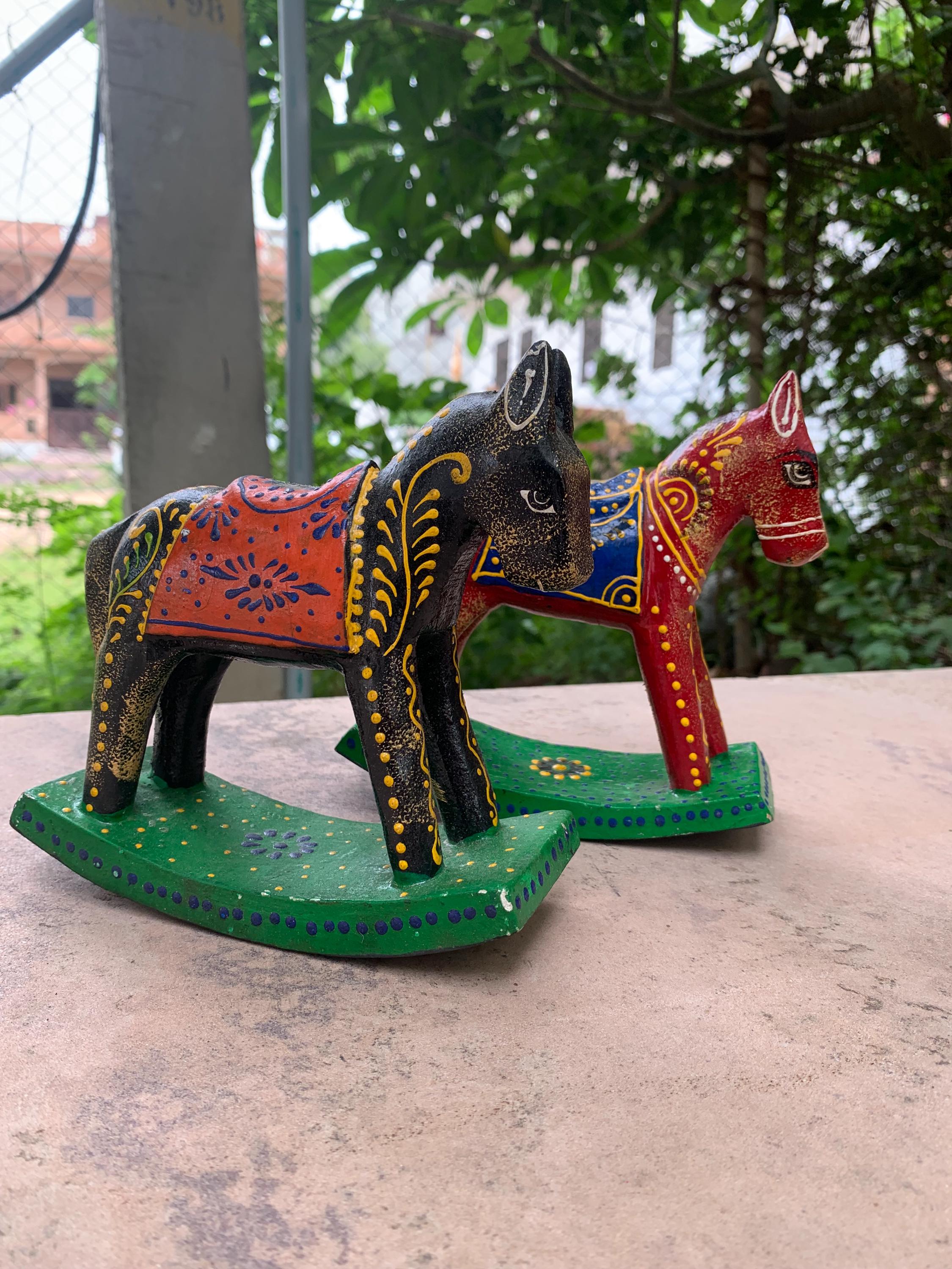 Набор деревянных лошадок-качалок ручной резьбы: Домашний декор Настольная витрина 18” X 9” X 24” (l x w x h) разноцветный
Набор деревянных лошадок-качалок ручной резьбы: Домашний декор Настольная витрина 18” X 9” X 24” (l x w x h) разноцветный