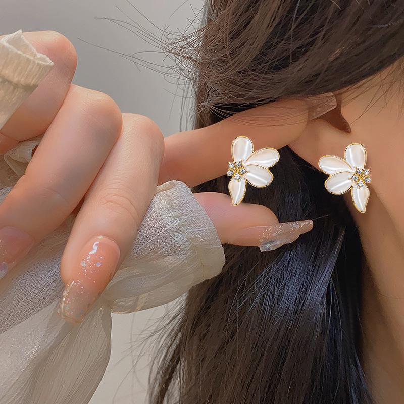 Silver Needle Dripping Oil Diamond Flower Earrings, Retro Hong Kong Style, High-End, Versatile Fashion Studs
Silver Needle Dripping Oil Diamond Flower Earrings, Retro Hong Kong Style, High-End, Versatile Fashion Studs