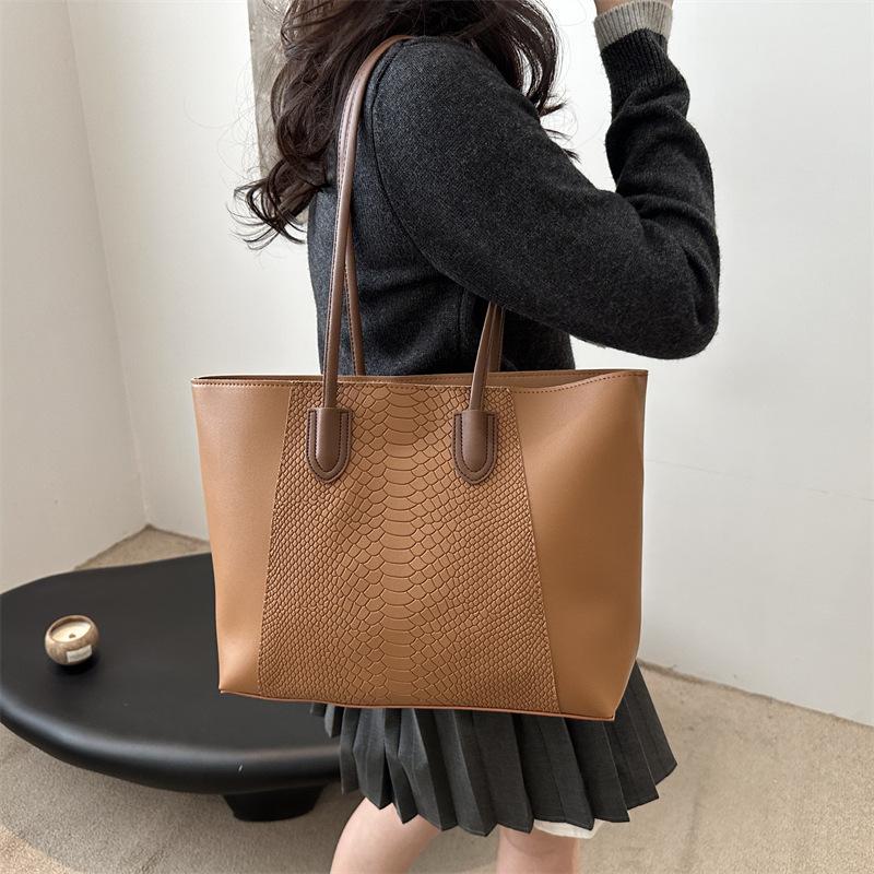 Snake pattern large-capacity handbag 2025 high-end sense versatile work shoulder underarm bag tote bag women one size fits all чёрный
Snake pattern large-capacity handbag 2025 high-end sense versatile work shoulder underarm bag tote bag women one size fits all чёрный