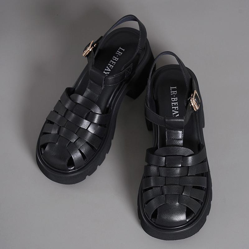 New trendy woven hollow baotou fashion shoes pig cage women wear sandals outside, not tired feet beach women s shoes 39 білий
New trendy woven hollow baotou fashion shoes pig cage women wear sandals outside, not tired feet beach women s shoes 39 білий