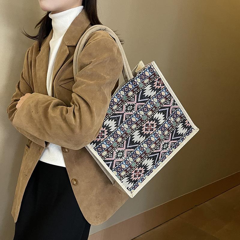 Cotton and linen spring new out bag portable linen large-capacity bento bag красный
Cotton and linen spring new out bag portable linen large-capacity bento bag красный