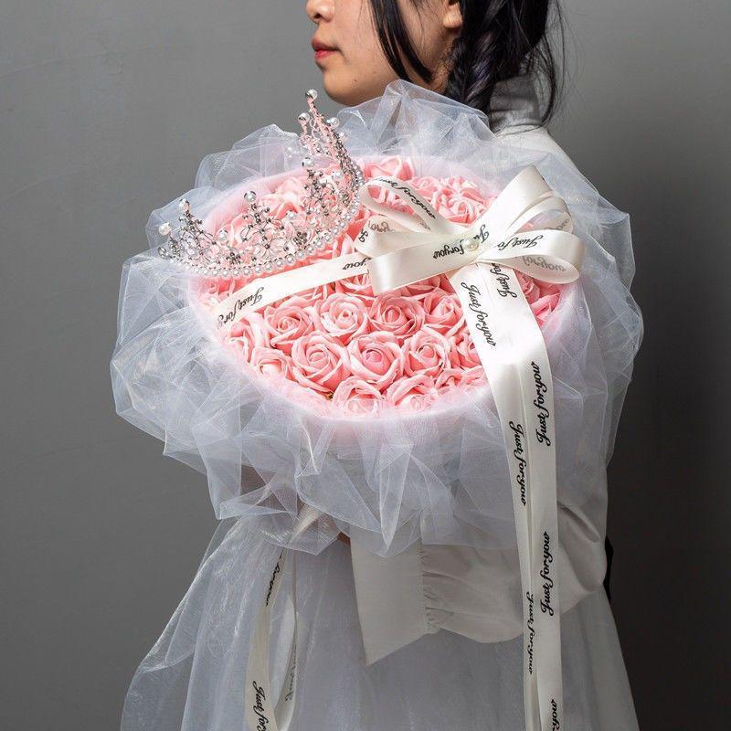 Подарункова коробка з 99 консервованими мильними трояндами - Ідеально для Дня святого Валентина, днів народження та освідчень
Подарункова коробка з 99 консервованими мильними трояндами - Ідеально для Дня святого Валентина, днів народження та освідчень