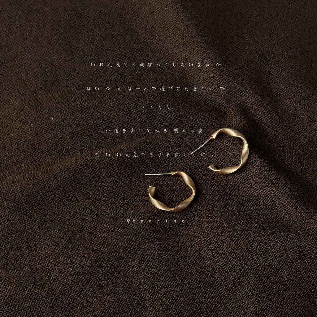 925 серебряная игла креативная мода металлический поворот круг индивидуальность простые серьги C ветровая сетка красные серьги женские
925 серебряная игла креативная мода металлический поворот круг индивидуальность простые серьги C ветровая сетка красные серьги женские