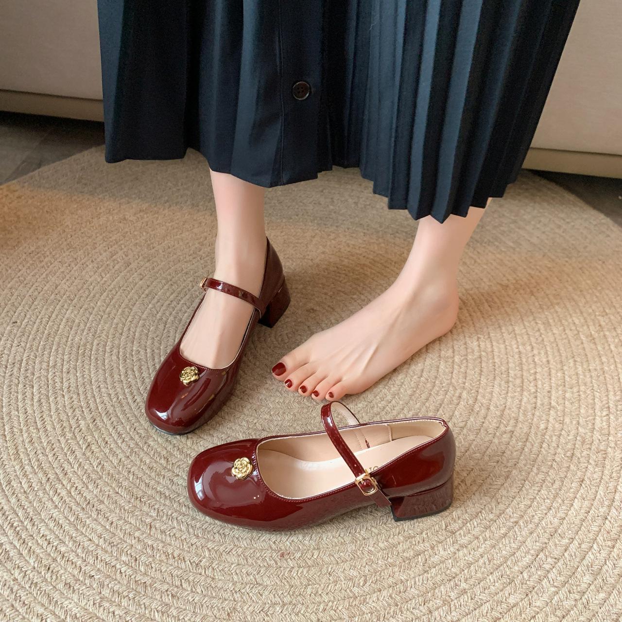 French camellia Mary Jane women s shoes 2025 new metal buckle thick heel single shoes women s spring word with high heels 35 красный
French camellia Mary Jane women s shoes 2025 new metal buckle thick heel single shoes women s spring word with high heels 35 красный
