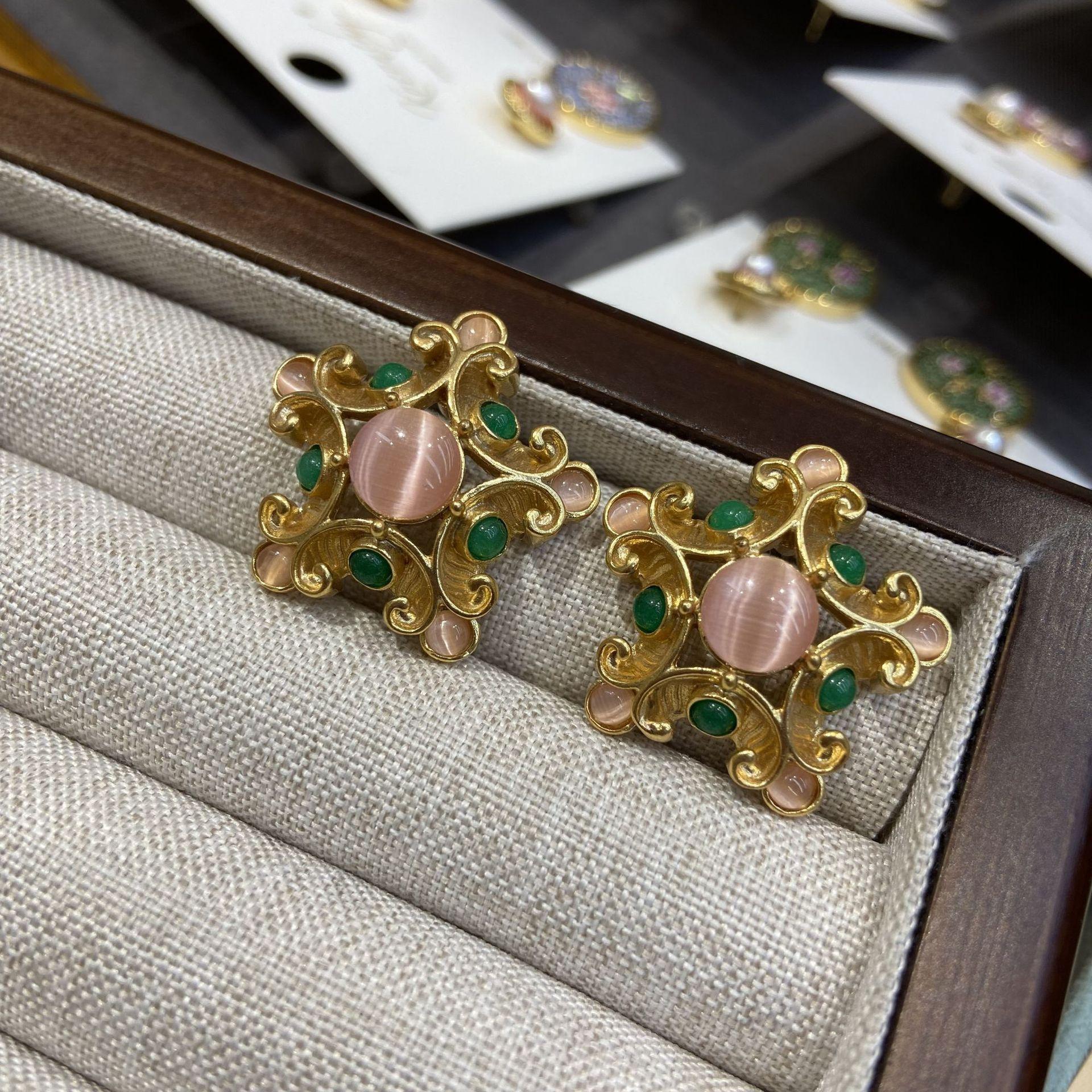 Средневековые простые золотые полые глазурованные серьги-гвоздики в форме цветка позолоченные модные простые золотые объемные серьги-клипсы
Средневековые простые золотые полые глазурованные серьги-гвоздики в форме цветка позолоченные модные простые золотые объемные серьги-клипсы