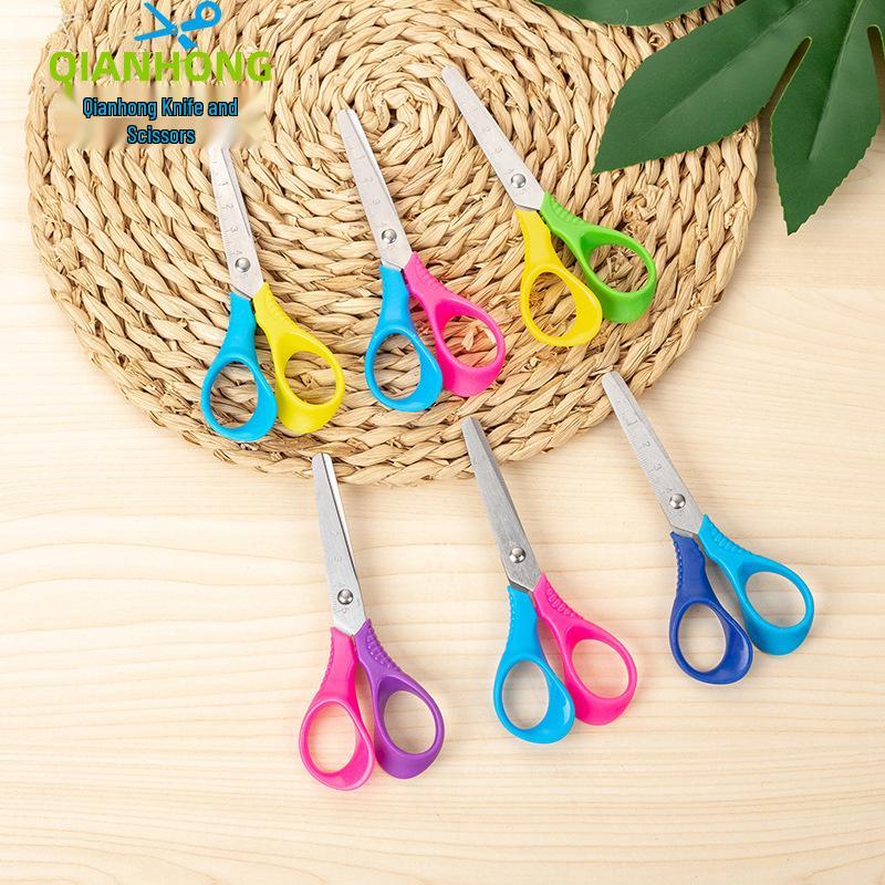 Qianhong Children’s Scaled Student Scissors – Two-Color Cartoon Straight DIY Scissors. 13.5 x 6 cm
Qianhong Children’s Scaled Student Scissors – Two-Color Cartoon Straight DIY Scissors. 13.5 x 6 cm
