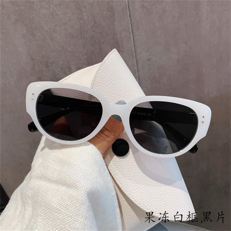 Ultra-light frame sunglasses, high-definition polarized lenses, white cat-eye sunglasses for women, trendy and high-end glasses for men, can be TR Thick metal hinge fram
Ultra-light frame sunglasses, high-definition polarized lenses, white cat-eye sunglasses for women, trendy and high-end glasses for men, can be TR Thick metal hinge fram
