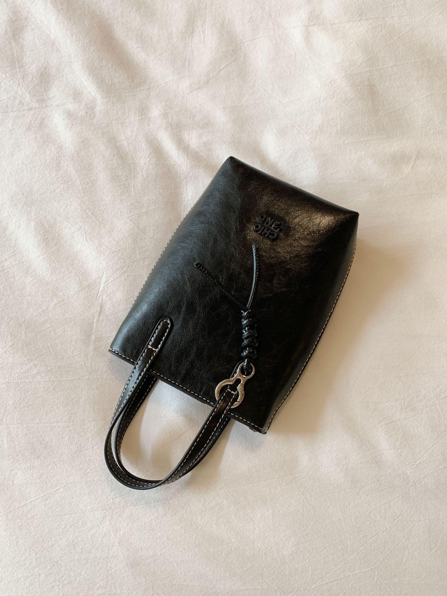 2024 French fries bag, a small bag for women to put their mobile phones in summer, and a portable shoulder messenger bag. чорний
2024 French fries bag, a small bag for women to put their mobile phones in summer, and a portable shoulder messenger bag. чорний