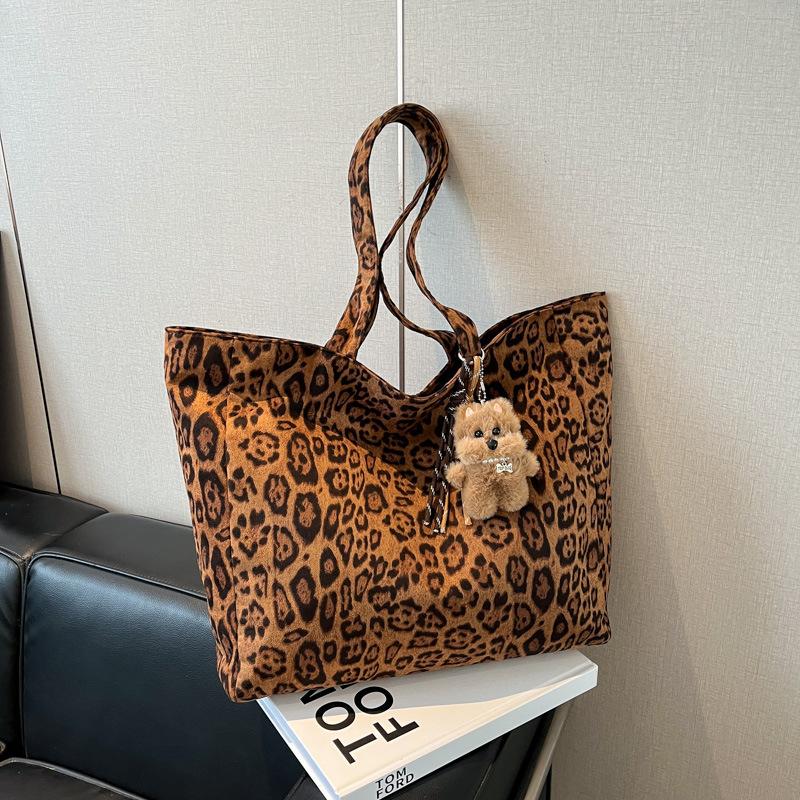 Large capacity leopard print fashion shoulder bag women s 2025 autumn new simple personalized tote bag shopping bag bag Without pendant коричневий
Large capacity leopard print fashion shoulder bag women s 2025 autumn new simple personalized tote bag shopping bag bag Without pendant коричневий
