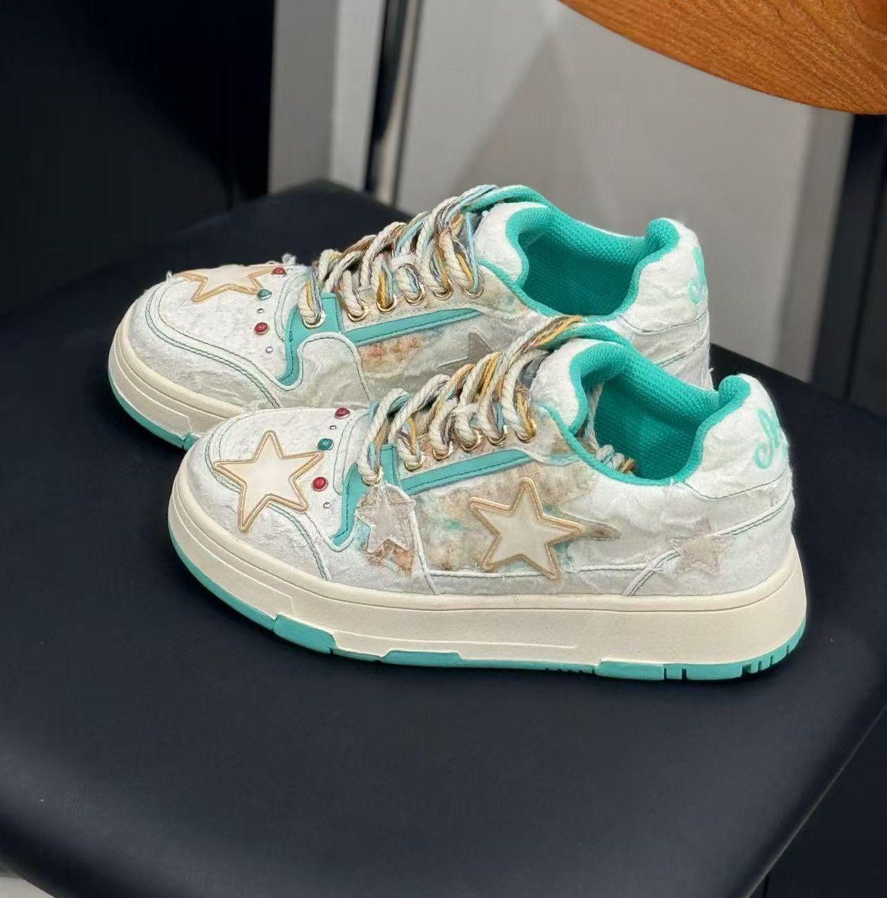 Новая нишевая обувь джинсово-синие кеды со звездой женская обувь для увеличения роста повседневная универсальная дышащая обувь в национальном стиле спортивные кеды 40
Новая нишевая обувь джинсово-синие кеды со звездой женская обувь для увеличения роста повседневная универсальная дышащая обувь в национальном стиле спортивные кеды 40