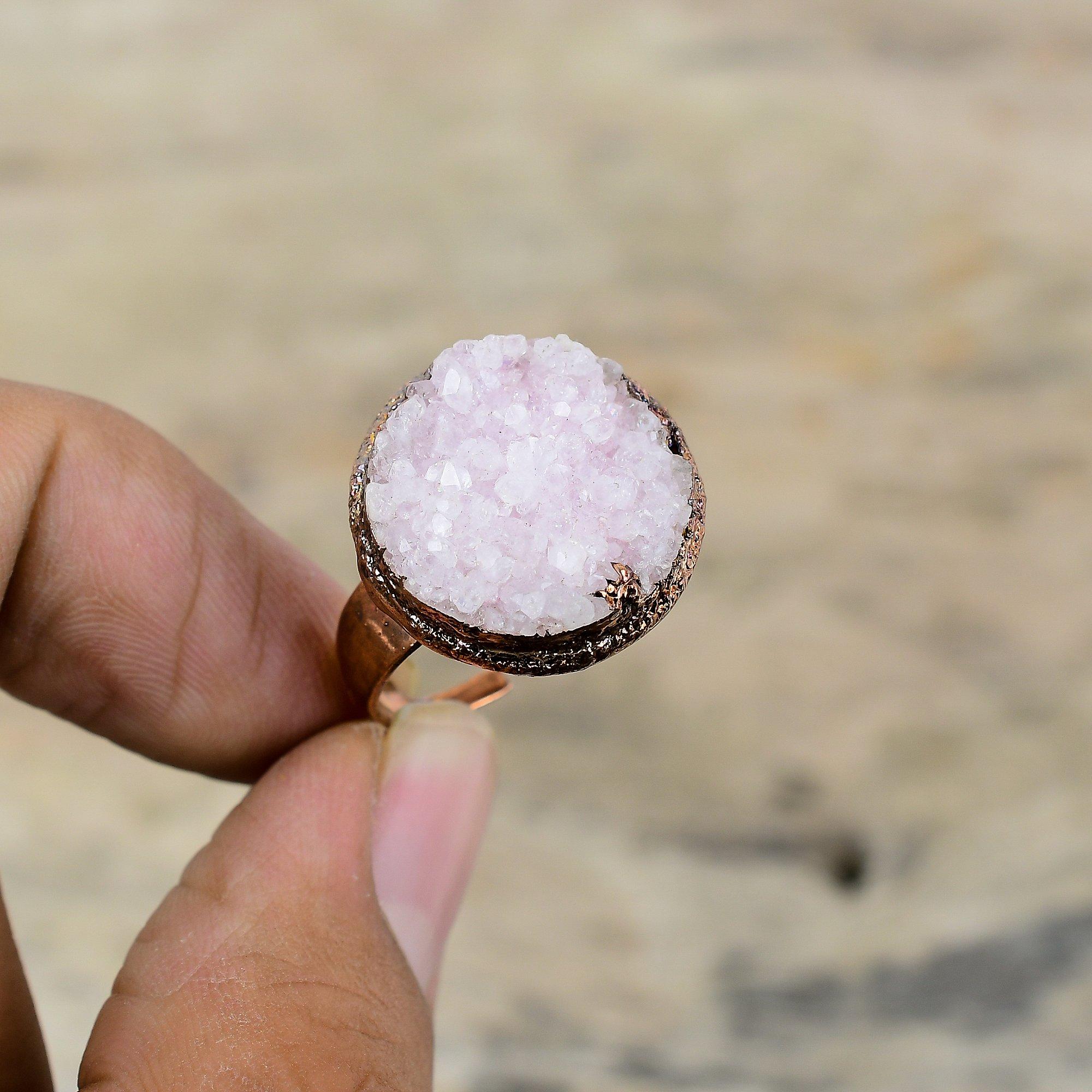 Розовое кольцо с друзами, медное кольцо, изготовленное гальваническим способом, регулируемое кольцо, кольцо из натурального драгоценного камня, ювелирные изделия, изготовленные методом гальванопластики, дизайнерское кольцо ручной работы, подарок на помолв
Розовое кольцо с друзами, медное кольцо, изготовленное гальваническим способом, регулируемое кольцо, кольцо из натурального драгоценного камня, ювелирные изделия, изготовленные методом гальванопластики, дизайнерское кольцо ручной работы, подарок на помолв