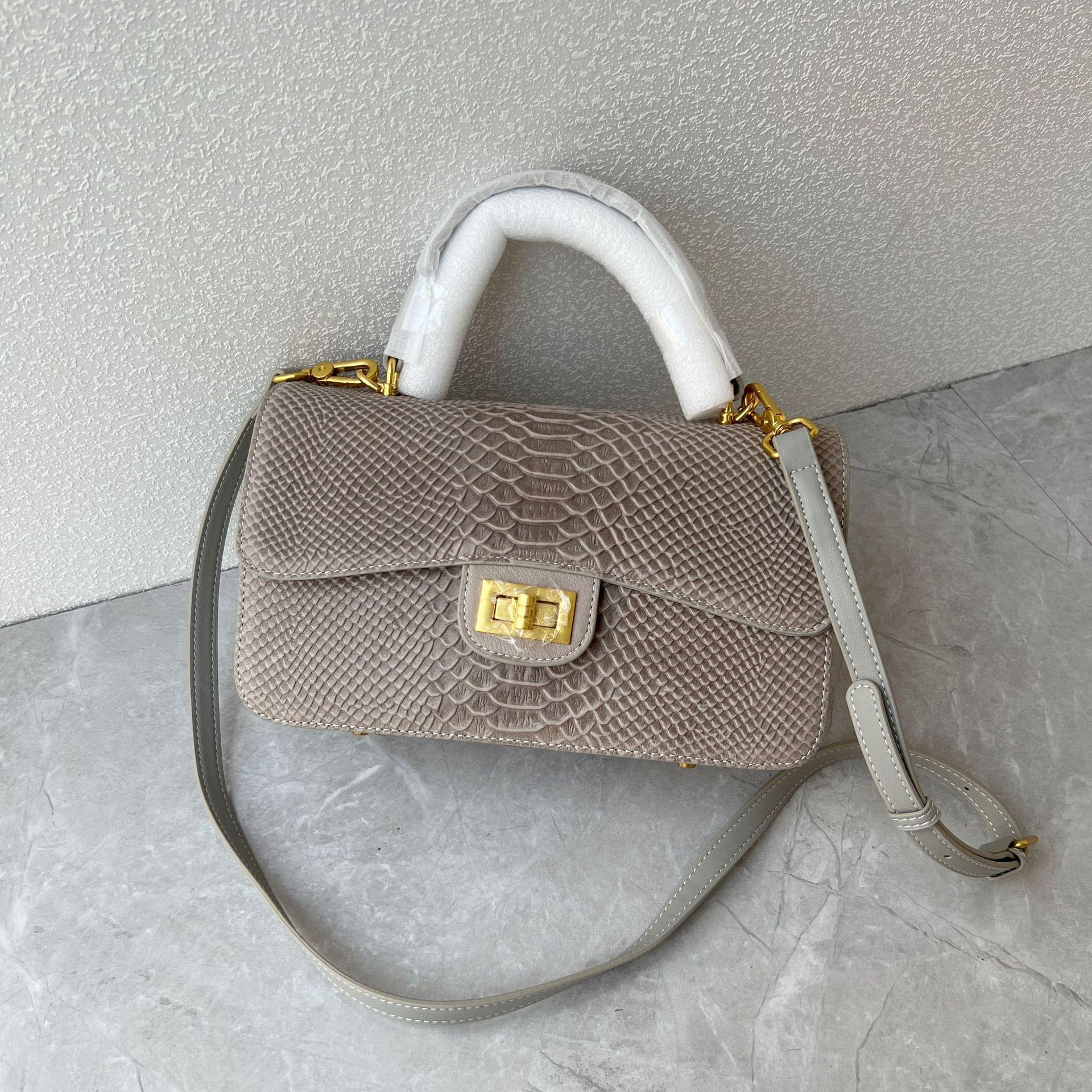New fashion leather women s bag high-end snake pattern small square bag light luxury portable first-layer cowhide women s shoulder messenger bag 26*10*15cm сірий колір
New fashion leather women s bag high-end snake pattern small square bag light luxury portable first-layer cowhide women s shoulder messenger bag 26*10*15cm сірий колір